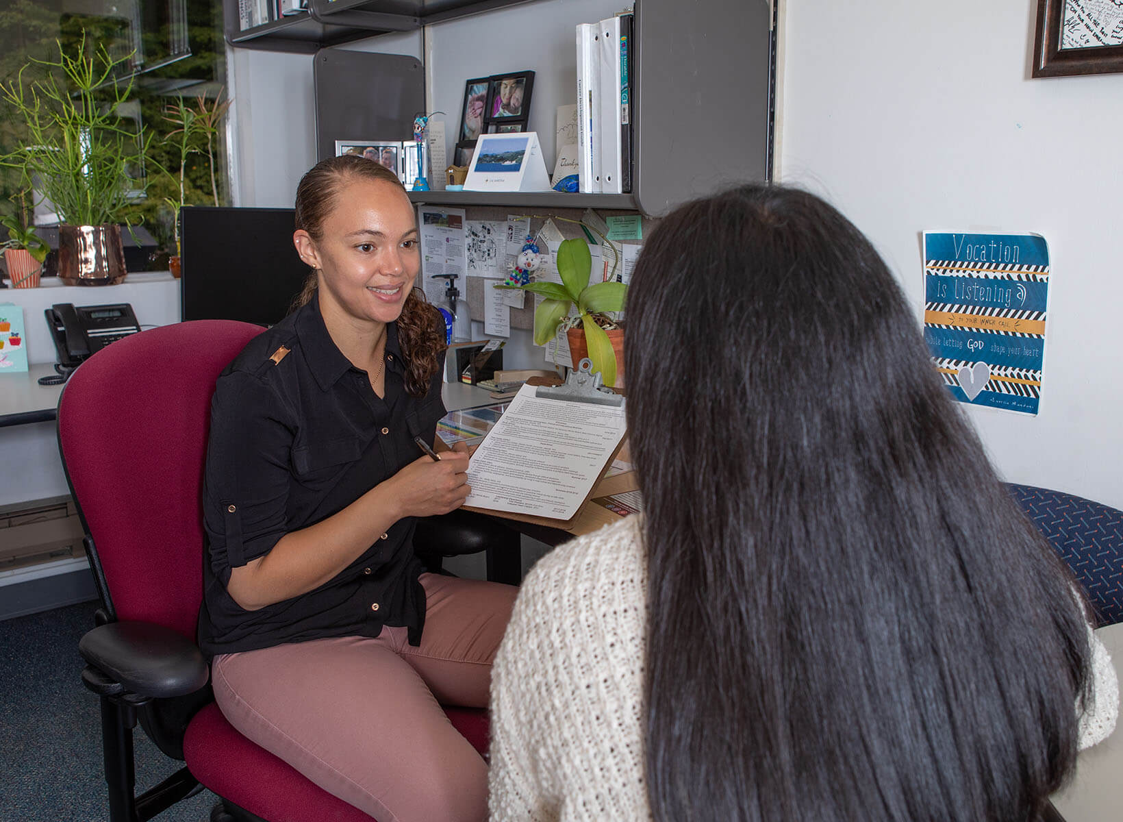 Karmen Baldwin provides a student with career resources | photo by Lynn Anselmi