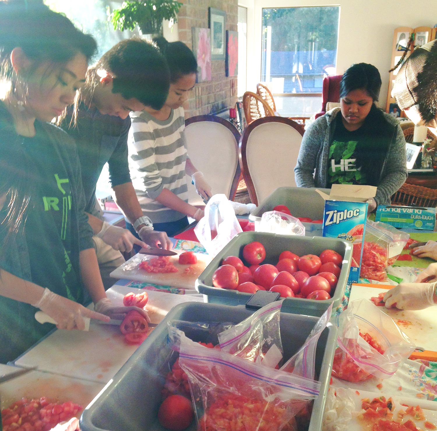 Cutting tomatoes